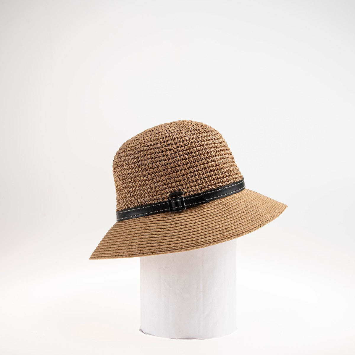 CARLIE CLOCHE  EN CROCHET LARGE AVEC DETAIL DE CUIR