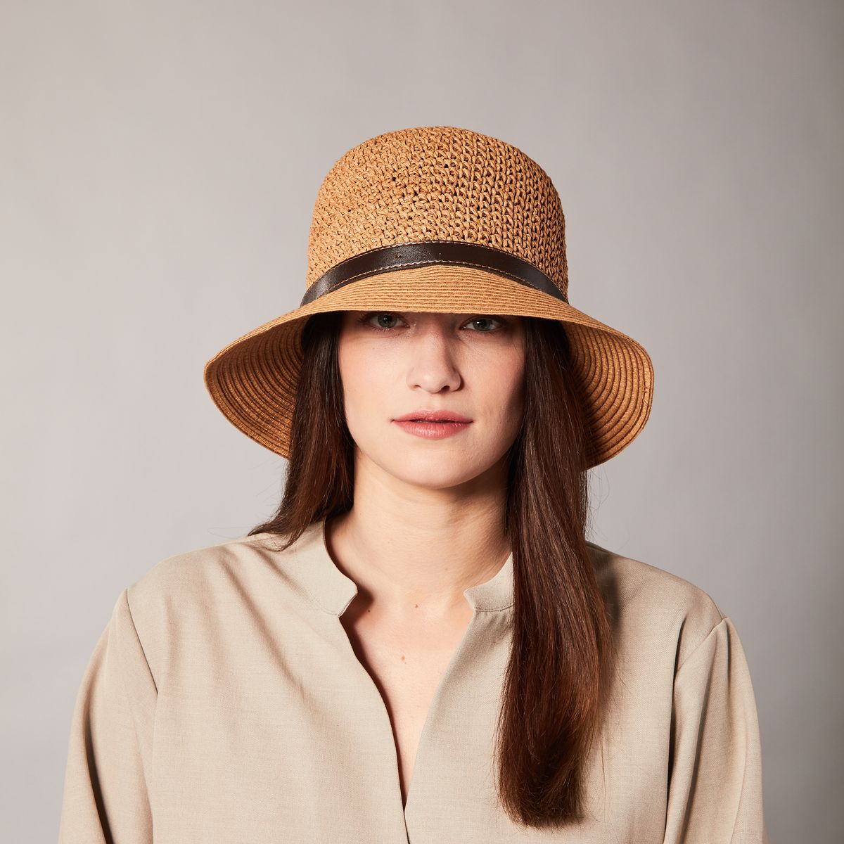 CARLIE CLOCHE  EN CROCHET LARGE AVEC DETAIL DE CUIR