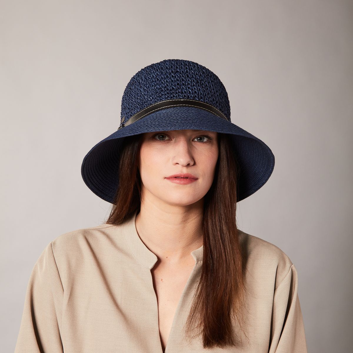CARLIE CLOCHE  EN CROCHET LARGE AVEC DETAIL DE CUIR