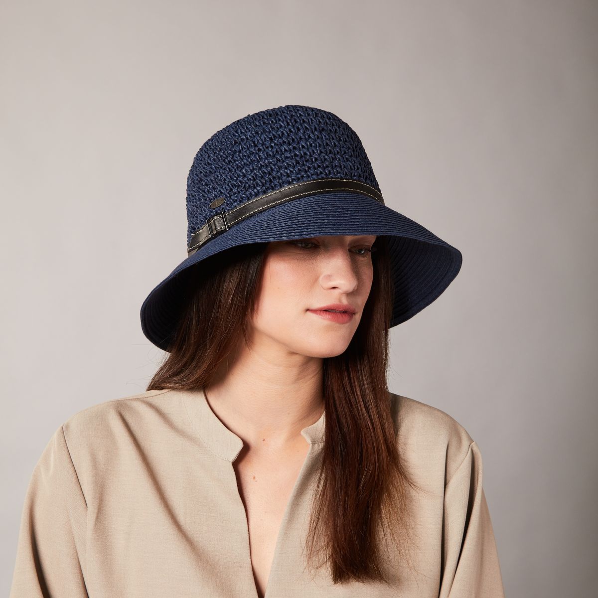 CARLIE CLOCHE  EN CROCHET LARGE AVEC DETAIL DE CUIR