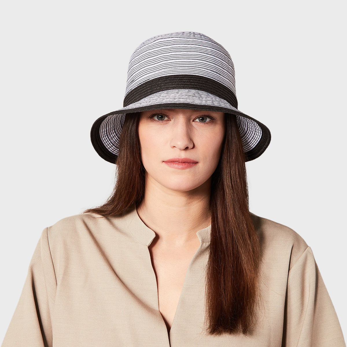 CLAIRINE CLOCHE AVEC RUBAN DE PAILLE