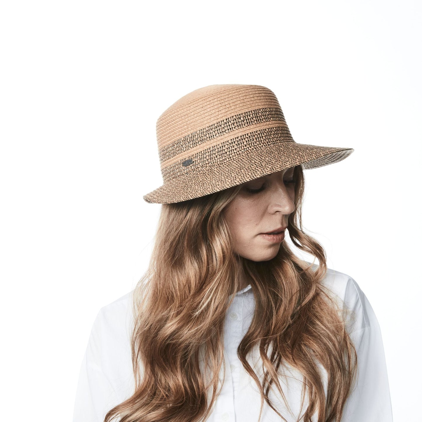 CAYLEE-CASQUETTE LARGE BICOLORE AVEC UN DETAIL EN PAILLE