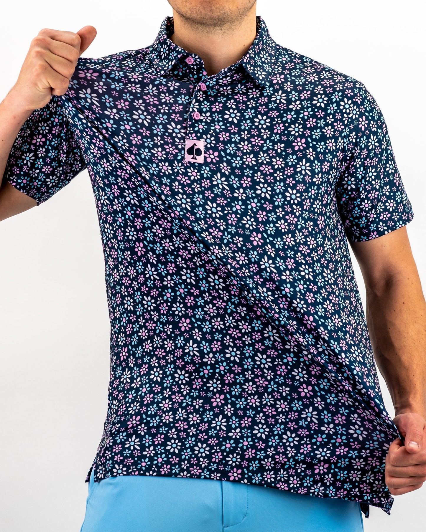 Bright and colorful floral dress with a daisy print, featuring short sleeves and a flared skirt.