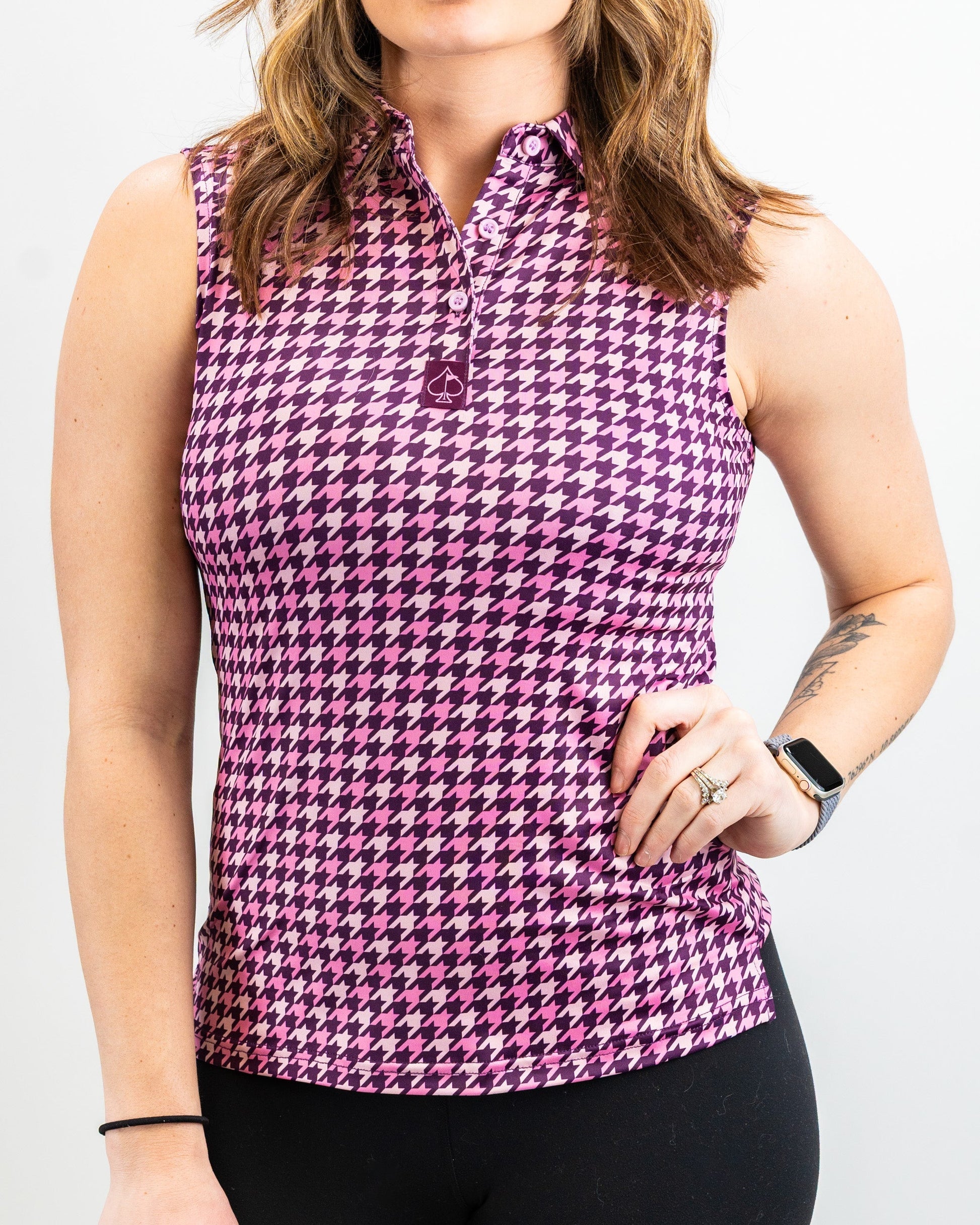 Stylish women's houndstooth-patterned dress in raspberry color, featuring a fitted silhouette and short sleeves.